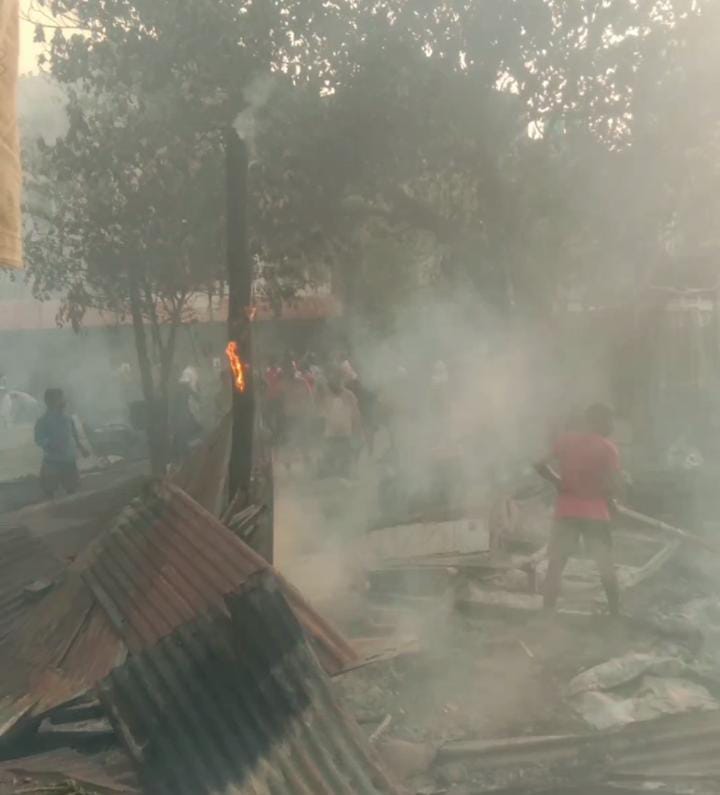 রবিবারের দুপুরে ভয়াবহ আগুন ট্যাংরার ক্রিস্টোফার রোডে