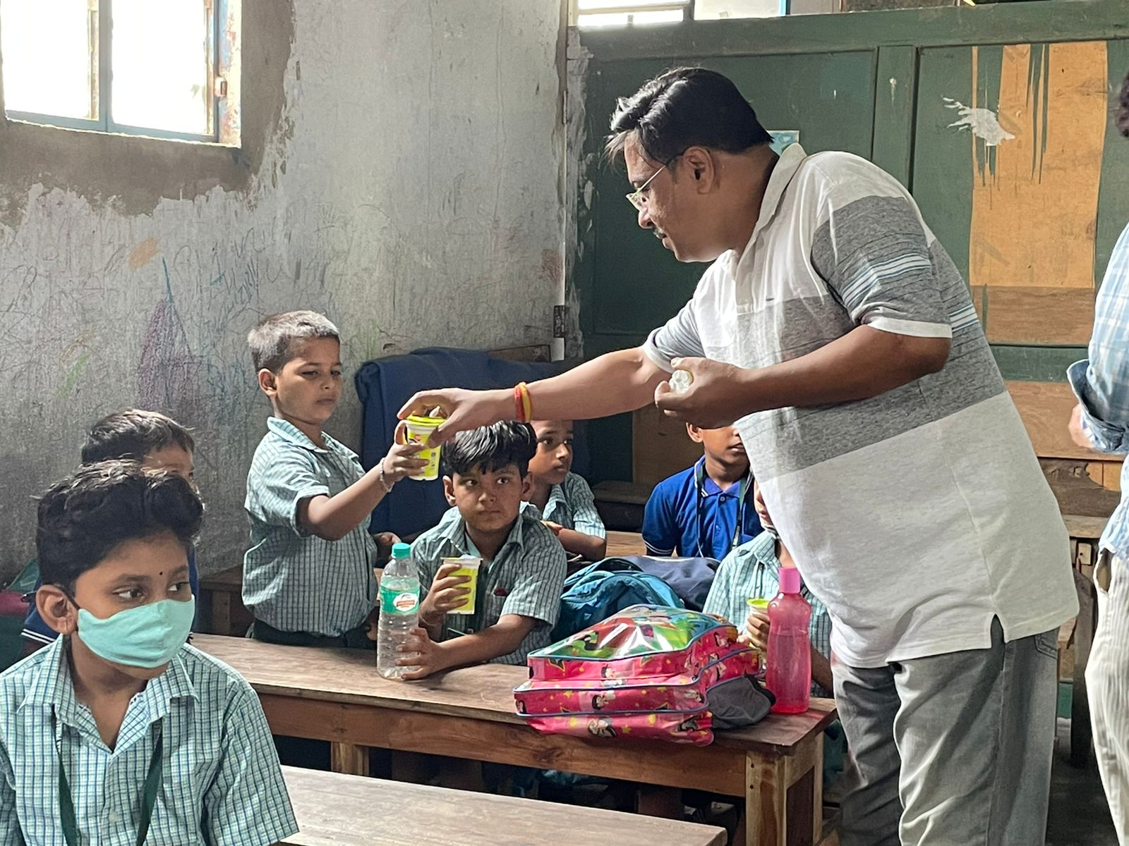 অতি তাপপ্রবাহের থেকে ছোট স্কুল পড়ুয়াদের স্বস্তি দিতে পাশে দাঁড়ালেন তৃণমূল যুব কংগ্রেসের সাধারণ সম্পাদক সম্রাট তপাদার