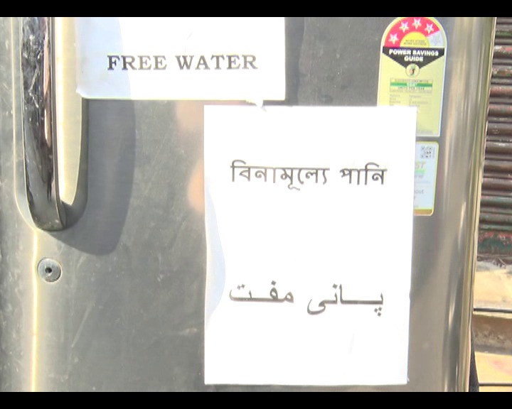 হাঁসফাঁস গরমে তৃষ্ণা মেটাচ্ছে রাস্তার ধারে রাখা ফ্রিজ। ফ্রিজ খুলে গলা ভেজাচ্ছেন পথচলতি মানুষ। বিনামূল্যে ঠান্ডা জল