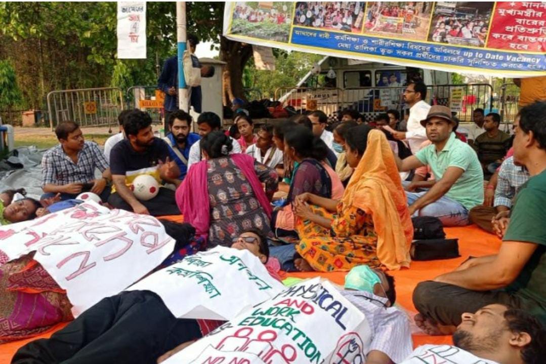 প্রচন্ড গরমেও ছেদ পড়েনি আন্দোলনে। তাপপ্রবাহকে উপেক্ষা করেই চলছে চাকরিপ্রার্থীদের আন্দোলন