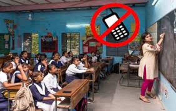 ক্লাসরুমে মোবাইল ব্যবহারে বিধিনিষেধ লাগু করল মধ্যশিক্ষা পর্ষদ
