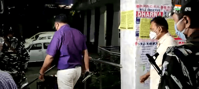 দীর্ঘ ৩ ঘন্টার জিজ্ঞাসাবাদের পর সিবিআই দফতর থেকে বেরলেন এসপি সিনহা