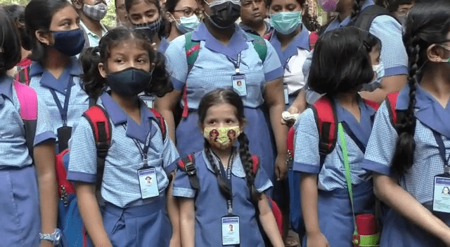 আদালতের নির্দেশ মত বুধবার থেকেই ক্লাস করতে পারল সম্পূর্ণ স্কুল ফি না দিতে পারা পড়ুয়ারা