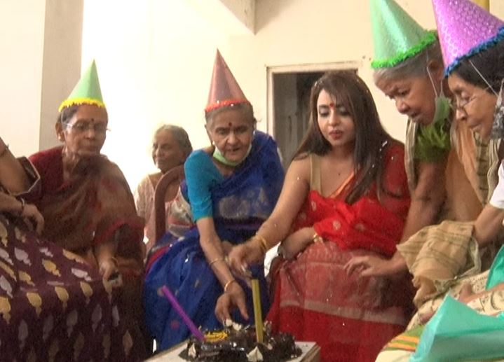 বৃদ্ধাশ্রমে মাতৃদিবস উদযাপন