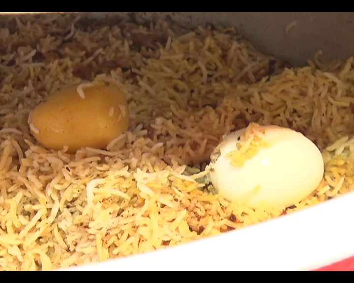 আলুর দাম বাড়ায়, অফিস পাড়ায় খাবারে দোকানে আলুর সাইজে কোপ