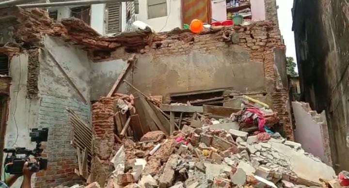 রবিবাসরীয় সকালে বিপত্তি – শিয়ালদহে ভেঙে পড়ল পুরনো বাড়ির একাংশ