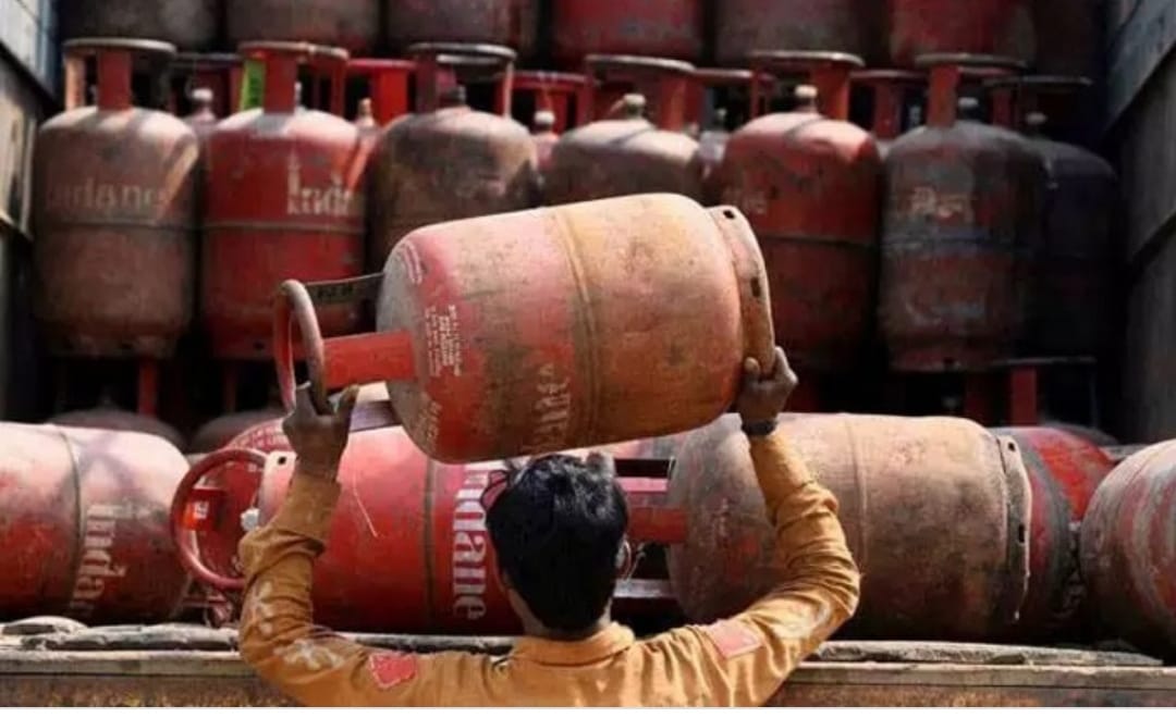 সাধারণ মানুষের জ্বালা বাড়িয়ে বুধবার থেকে ফের বাড়ছে রান্নার গ্যাসের দাম!