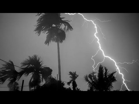 বিকেলেই নামল অন্ধকার – মুষলধারায় বৃষ্টি কলকাতায়