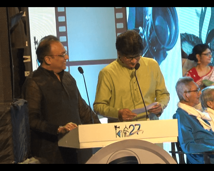 সত্যজিৎ রায়ের ছবির সঙ্গে শিল্পী এবং কলাকুশলীদের সংবর্ধনা জানাল ২৭ তম কলকাতা আন্তর্জাতিক চলচ্চিত্র উৎসবে