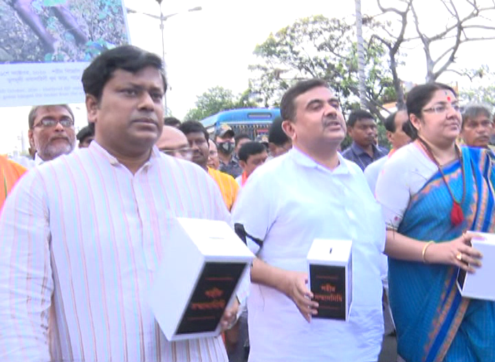 শহীদ পরিবারের জন্য অর্থ সংগ্রহ কর্মসূচিতে বিজেপি, পথে নেমে কৌট  নাড়ালেন সুকান্ত, শুভেন্দু, দিলীপ