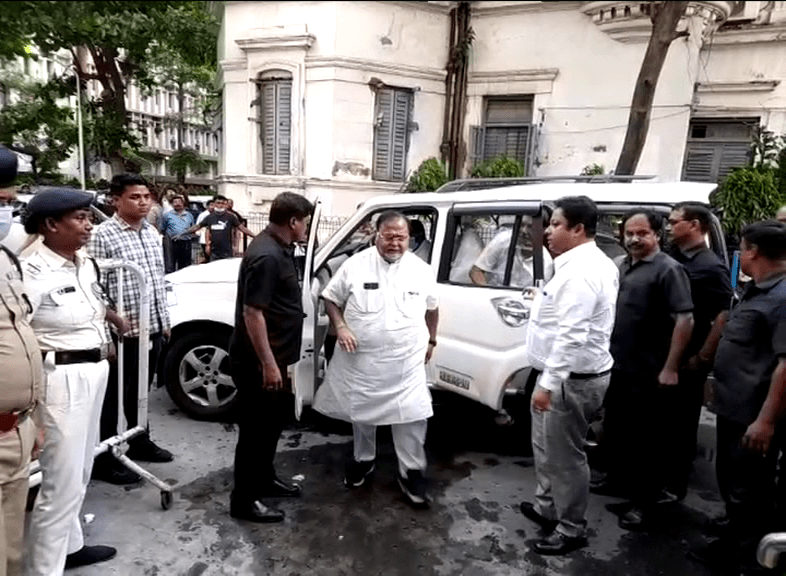 যবনিকা পতন – অবশেষে নিজাম প্যালেসে পার্থ চট্টোপাধ্যায়