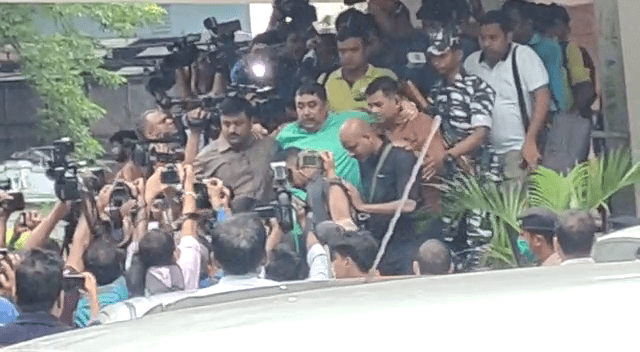 সাড়ে তিন ঘণ্টা জিজ্ঞাসাবাদ অনুব্রত মণ্ডলকে, জেরায় অসুস্থ হয়ে এসএসকেএমে স্বাস্থ্য পরীক্ষা অনুব্রতর