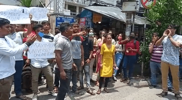 অনলাইনে পরীক্ষার দাবিতে সরব পড়ুয়ারা।  কলেজে কলেজে চলছে আন্দোলন