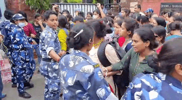নিয়োগে স্বচ্ছতা চাই – নার্স বিক্ষোভে উত্তাল স্বাস্থ্যভবন, চলল দফায় দফায় সংঘর্ষ