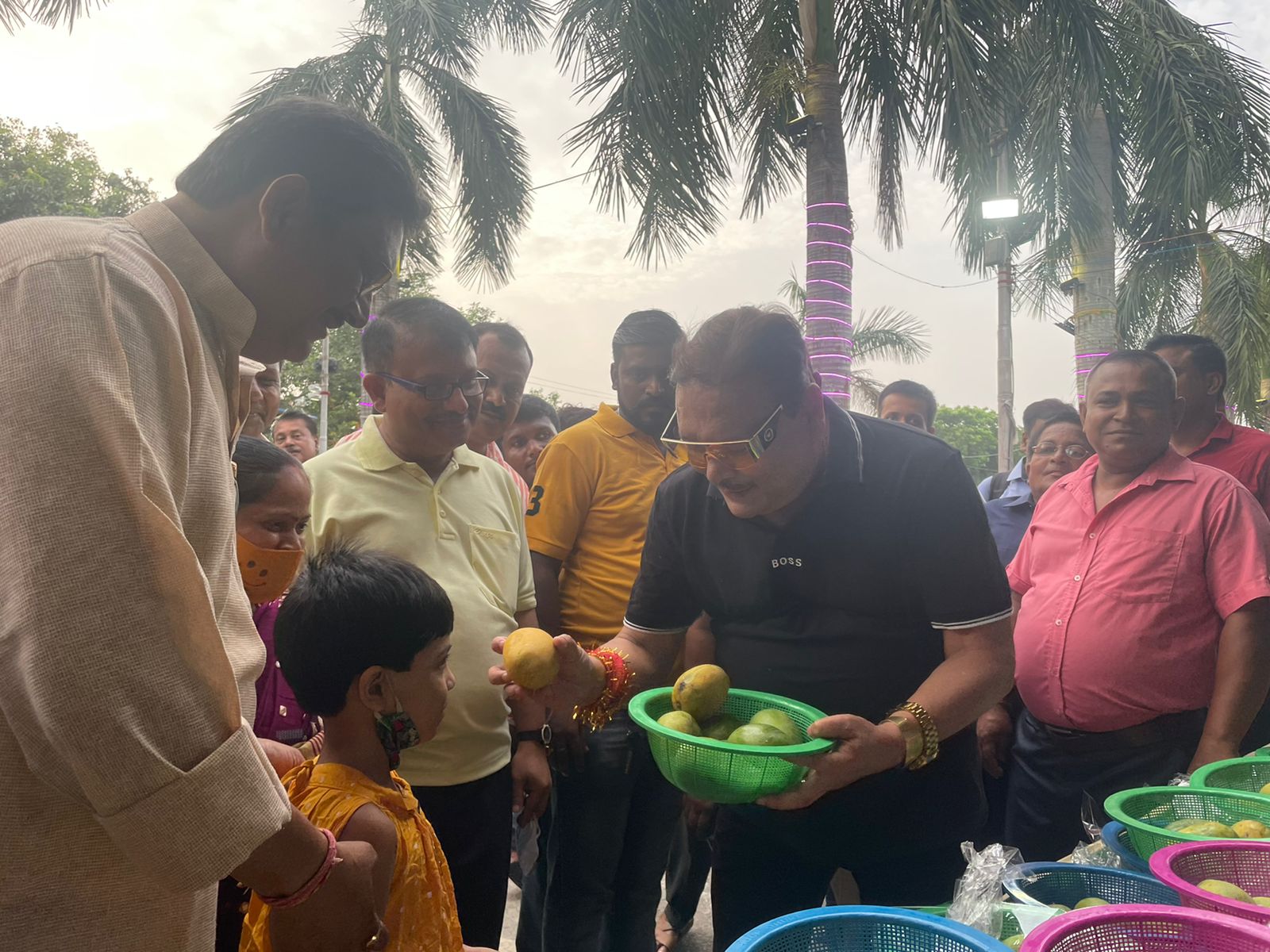 আম জনতার কাছে এবার “দুয়ারে আম”। দুয়ারে আম পৌঁছে দিচ্ছেন ৭ নম্বর ওয়ার্ডের বাপি ঘোষ।