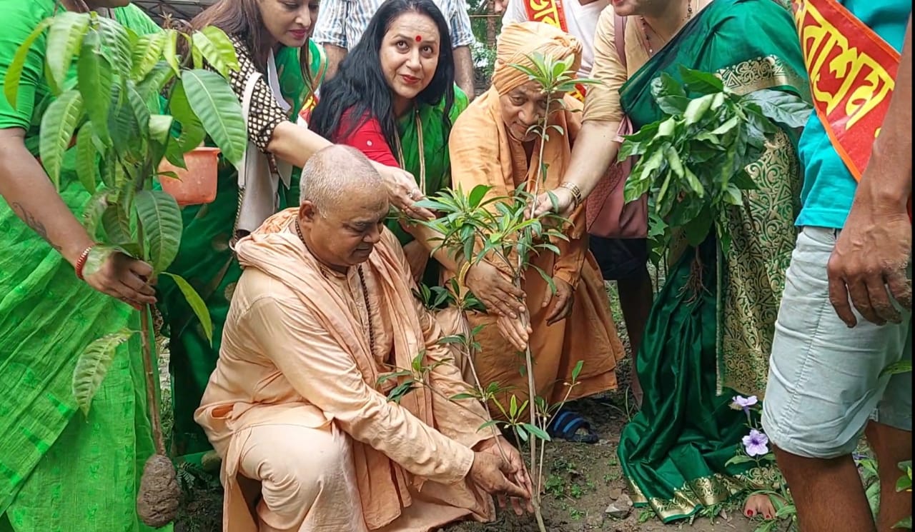 পরিবেশ দিবসে লক্ষাধিক নারকেল ও কাঁঠাল গাছ লাগলেন ভারত সেবাশ্রম সঙ্ঘ।