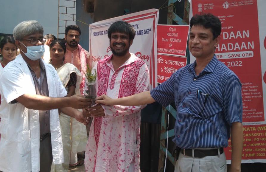 বিশ্ব রক্তদাতা দিবসে পথ নাটকের মাধ্যমে রক্তদানের অঙ্গিকার<br>শাহিনা ইয়াসমিন, সাংবাদিক: