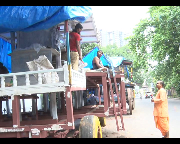 রথযাত্রা সম্প্রীতির বার্তা বহন করছে। হিন্দু-মুসলিম মিলে তৈরি করছে কলকাতার ইসকনের রথ।