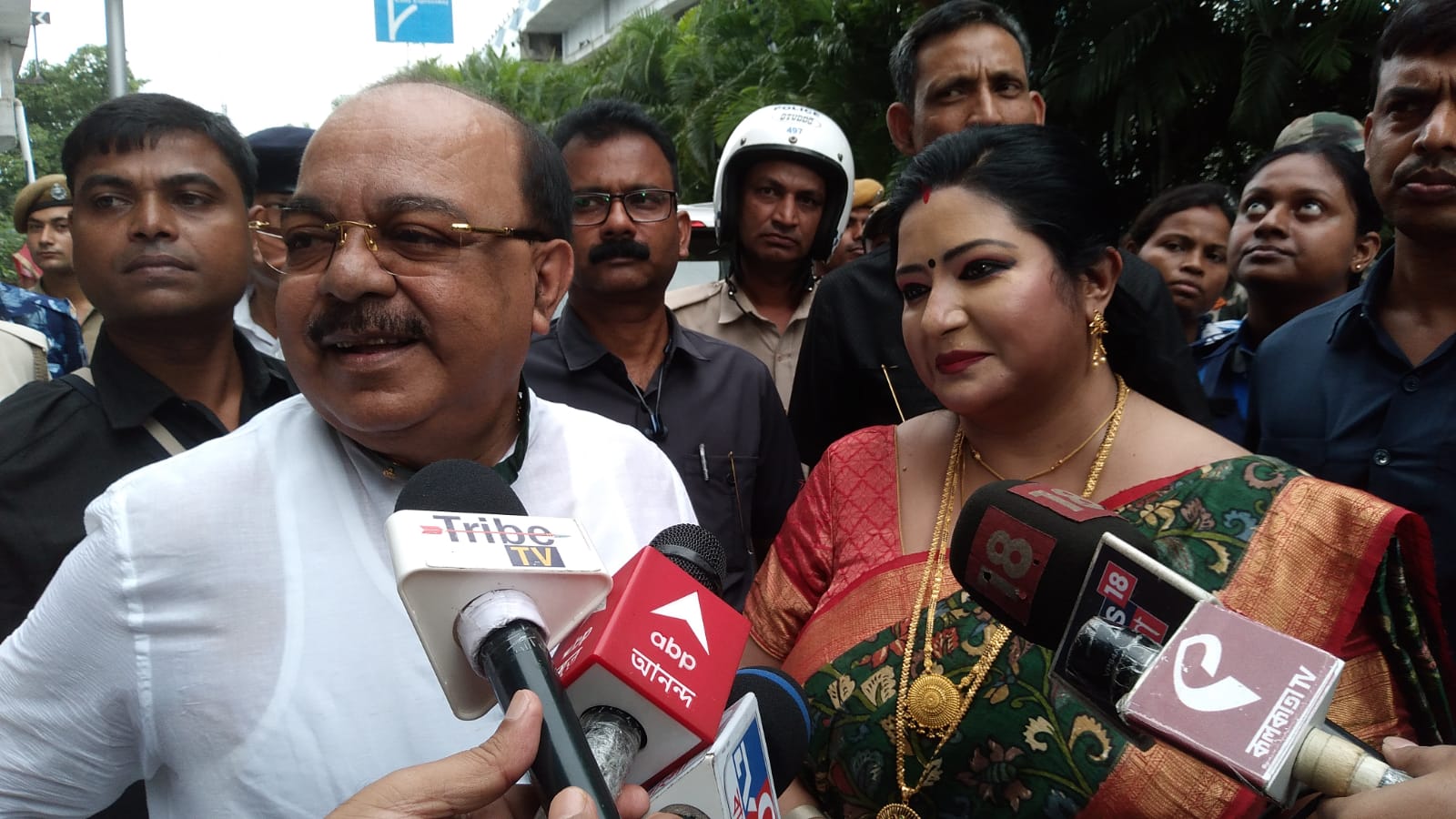 নবান্নে মুখ্যমন্ত্রীর সঙ্গে সাক্ষাৎ শোভন-বৈশাখীর। ২১ এর মঞ্চেই প্রত্যাবর্তন !