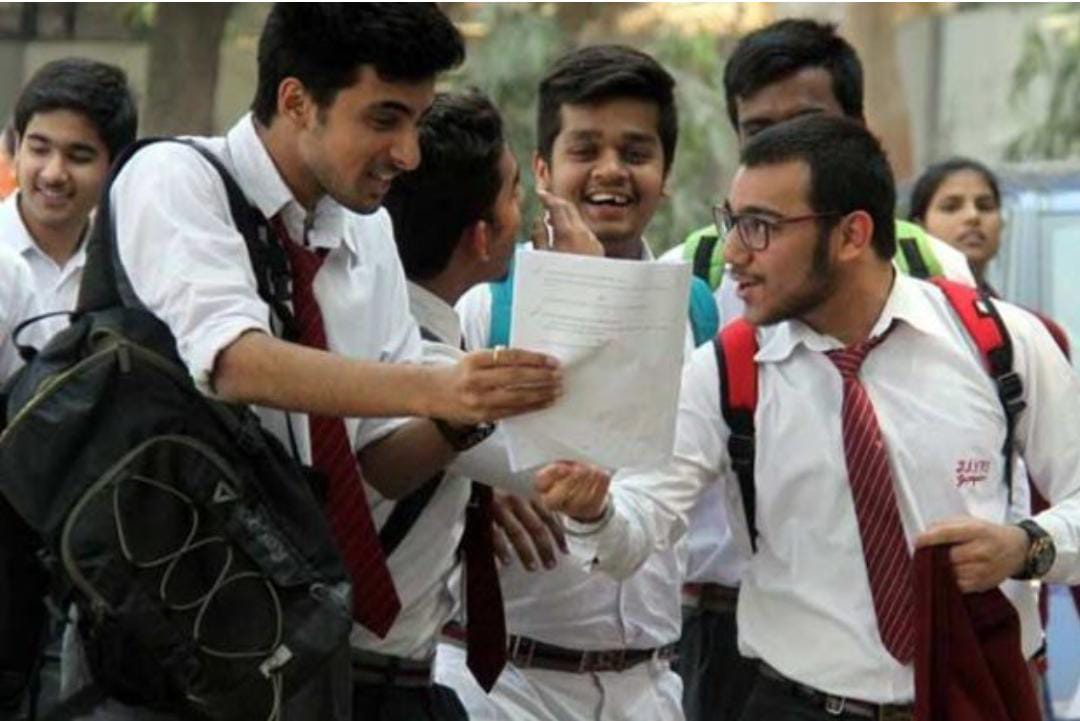 একাদশে ভর্তিতে বেসরকারি স্কুলের পড়ুয়াদের সাহায্যের হাত শহরের একাধিক সরকারি স্কুলের।