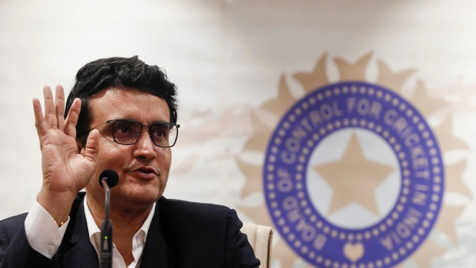 মহারাজের গুগলি, ধোঁয়াশায় ভক্তরা