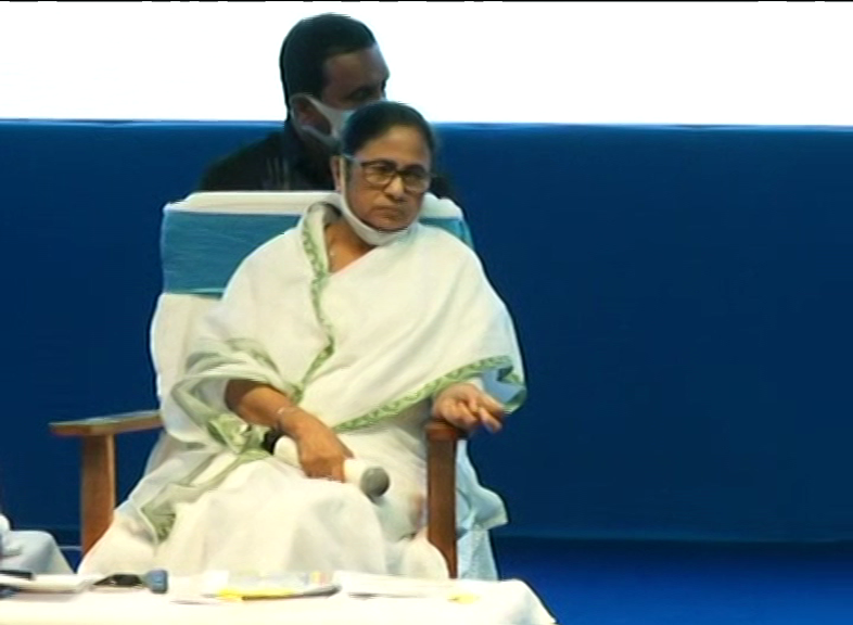 কেন্দ্র টাকা দেওয়া বন্ধ করলেও প্রকল্প বন্ধ হবে না। সাফ জানালেন মুখ্যমন্ত্রী।