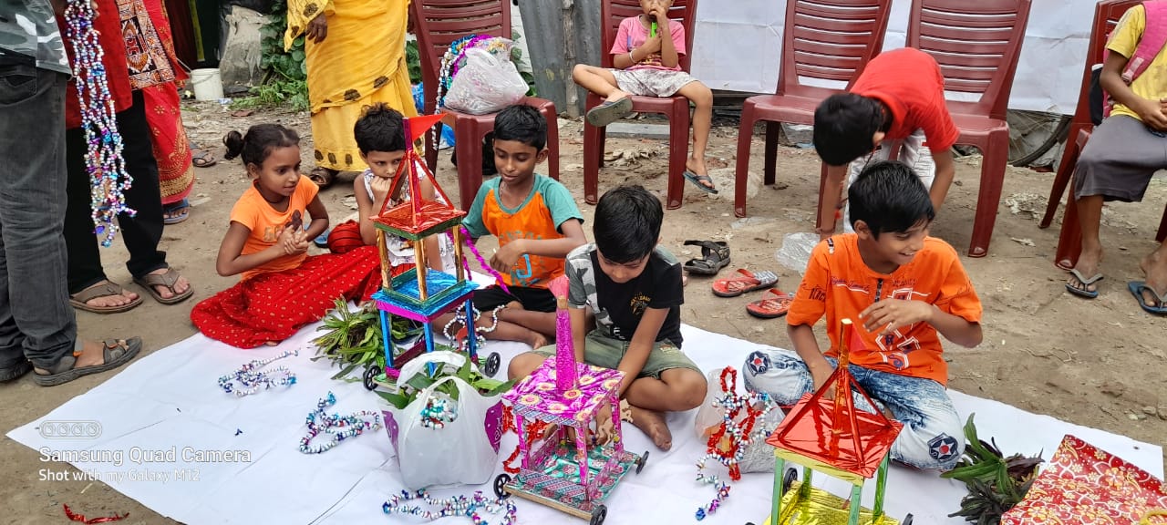 ফুটপাথের খুদেদের রথ উৎসব, রথ তৈরিতে ব্যস্ত ওরা।