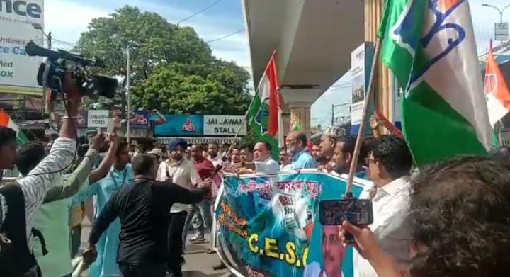 বিদ্যুতের অস্বাভাবিক মূল্যবৃদ্ধি-বিদ্যুৎপৃষ্ট হয়ে মৃত্যুর প্রতিবাদ, সিইএসসি দফতর ঘেরাও কংগ্রেসের
