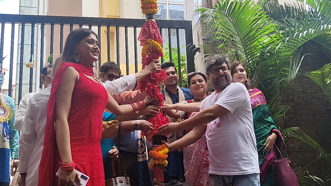 এবছর দুর্গাপুজো তে দর্শনার্থীদের যাত্রা শুভ হওয়ার কামনাতেই এবার বালিগঞ্জ ২১ পল্লীর খুঁটি পুজোর থিম শুভ যাত্রা