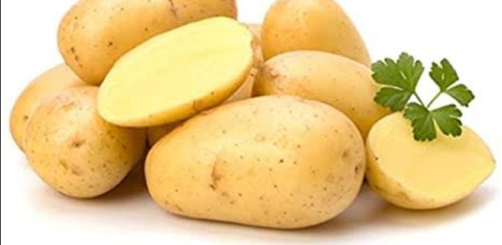 আলুর অনেক গুণ। পোশাকে তরকারির দাগ হোক বা রান্নায় নুন বেশি হোক সব সমস্যা দূর করতে পারে আলুর গুণেই।
