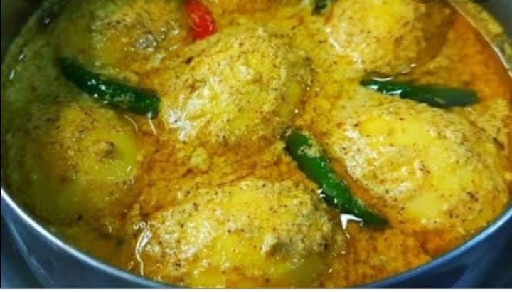 বর্ষা তে রকমারি রান্না খেতে ইচ্ছে করে। তাই গরম ভাতের সঙ্গে জিভে জল আনা ডিম ভাপার রেসিপি রইলো।