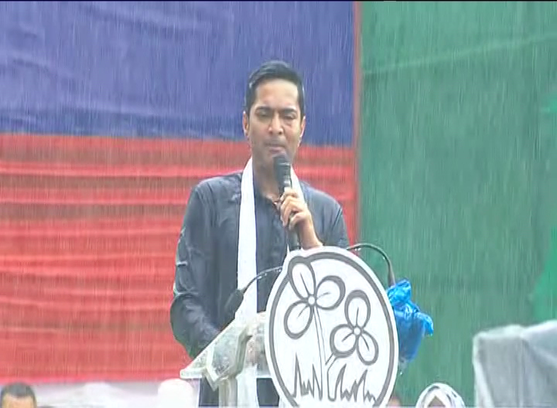 মানুষের পাশে না থেকে যাঁরা নেতাদের ছত্রছায়াতে থেকে পঞ্চায়েত নির্বাচনে  টিকিট পাবেন ভাবছেন তাঁরা দিবা স্বপ্ন দেখছেন: অভিষেক বন্দ্যোপাধ্যায়