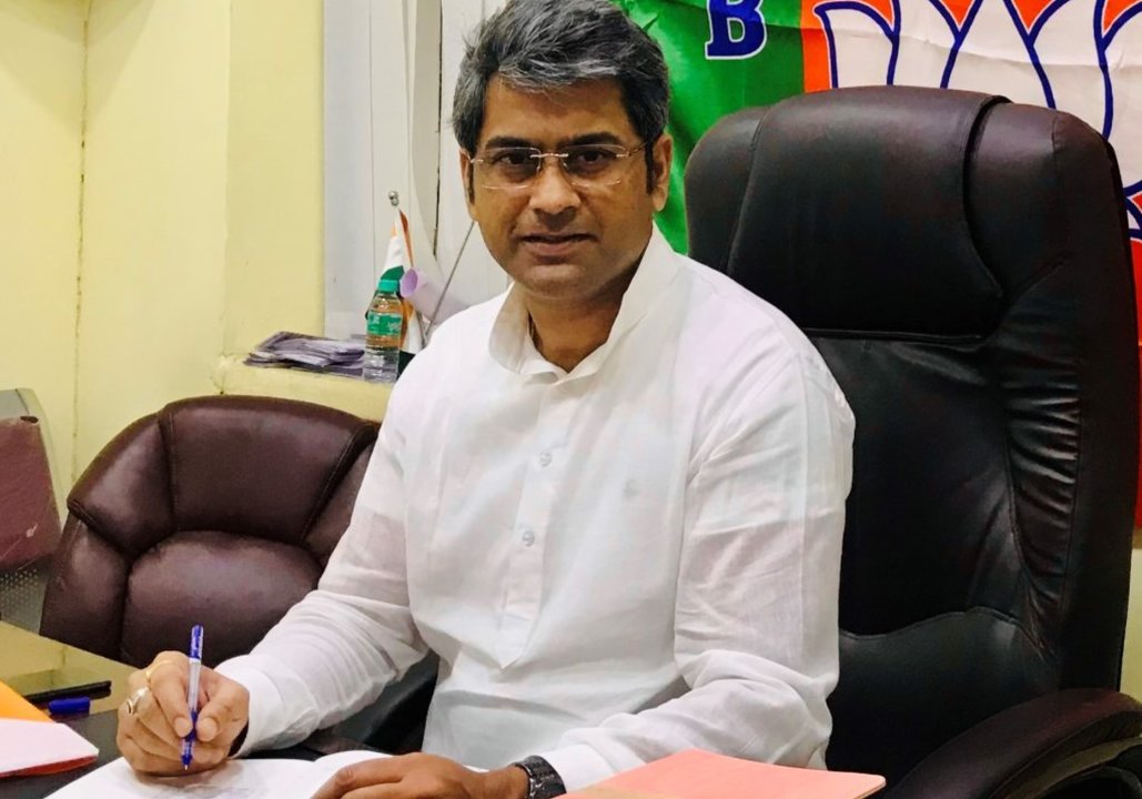 এআইএফএফ সভাপতির দৌড়ে এগিয়ে কল্যাণ চৌবে, মনোনয়ন জমা দিলেন ভাইচুং