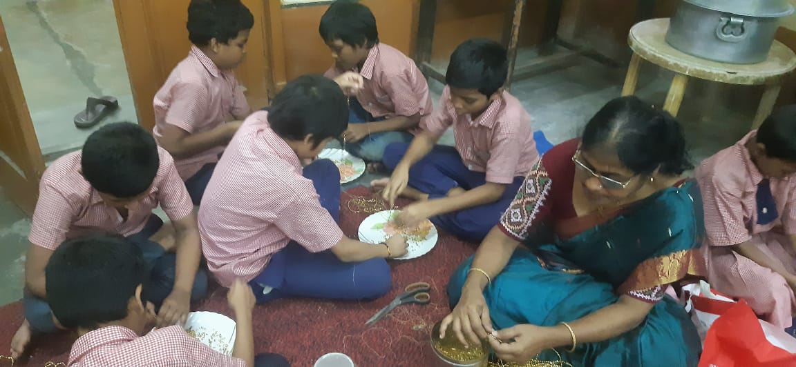 কলকাতা অনাত আশ্রম প্রাথমিক বিদ্যালয়ে পড়ুয়াদের রাখি পূর্ণিমার প্রস্তুতি