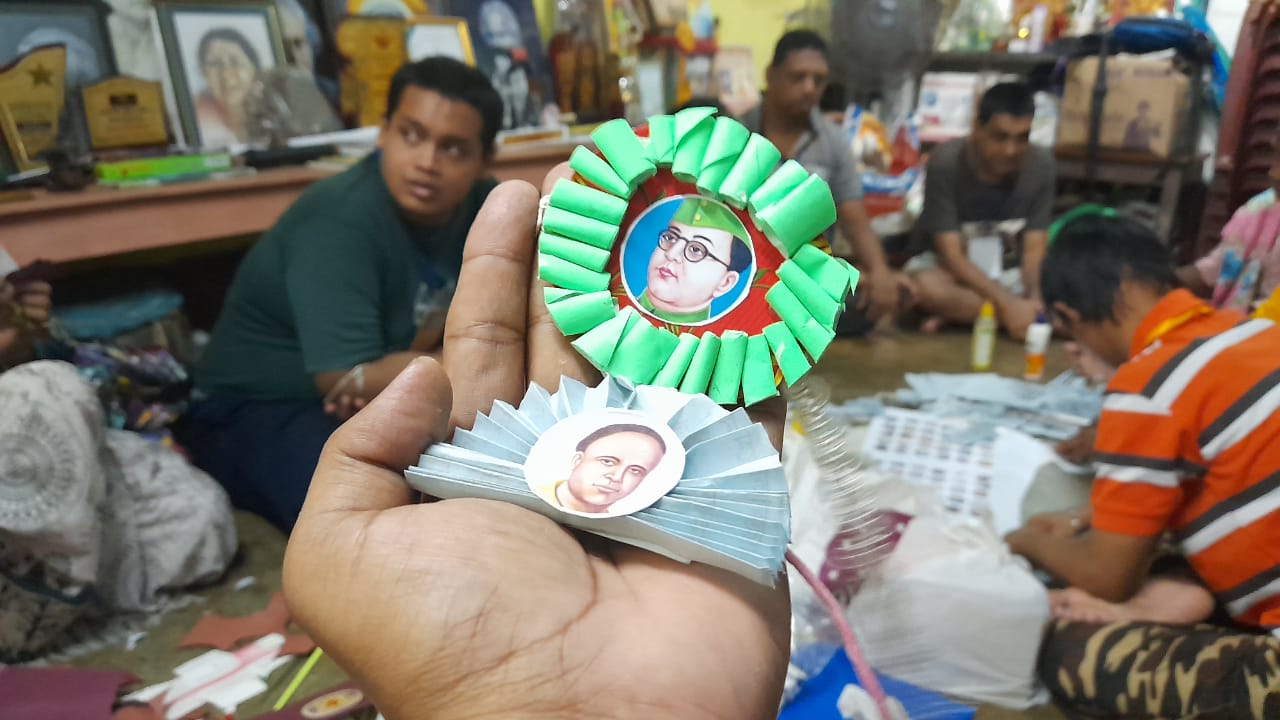 ওঁদের হাতে রাখি তৈরি। সেইসব রাখি বিক্রির টাকা দিয়ে সাহায্য দুঃস্থদের।
