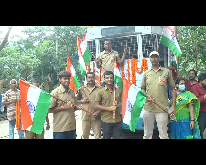 দেশজুড়ে হর ঘর তিরঙ্গা আজাদি কা মহোত্সব পালন করা হচ্ছে। তাই এবার ট্রামে “হর ঘর তিরঙ্গা”।
