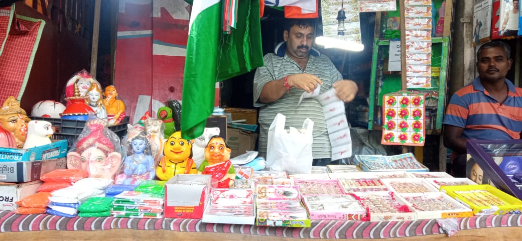 রাখি উৎসবে তৃণমূল সুপ্রিমোর ছবি দেওয়া রাখির চাহিদা তুঙ্গে।