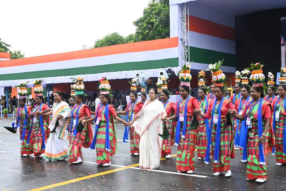 রেড রোডের কুচকাওয়াজে আদিবাসী নৃত্যে পা মেলালেন মুখ্যমন্ত্রী। সঙ্গী মন্ত্রী বীরবাহা হাঁসদা।