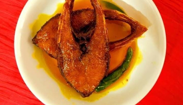 বাঙালিয়ানা জুড়ে ইলিশ। মাছের মহোৎসবের আয়োজন করা হয়েছিল যা চমকে দেওয়ার মত।