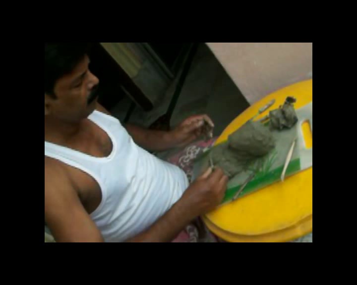 তাঁর সংগ্রহশালা ভরে আছে বিখ্যাত ব্যক্তিত্বদের আবক্ষ মূর্তিতে