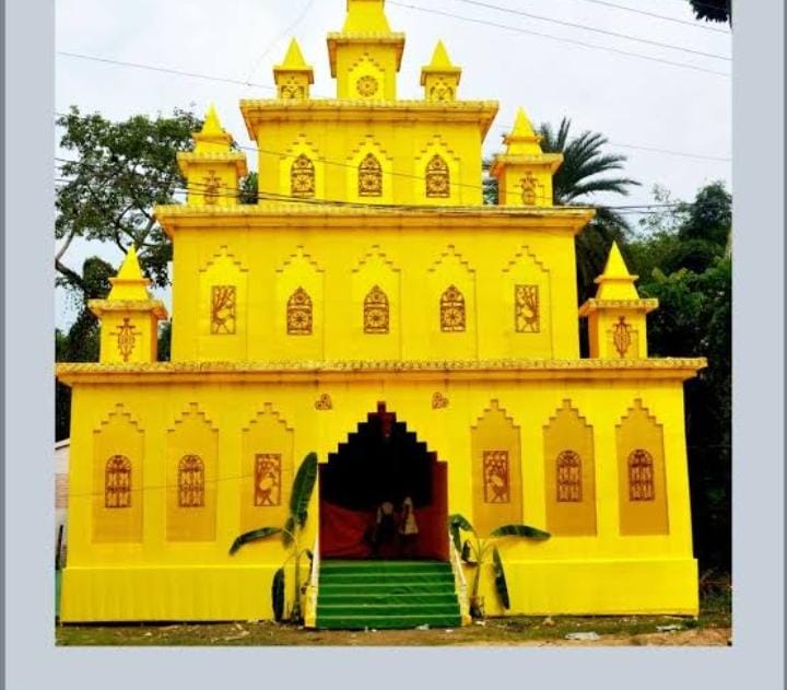 একটি পুজো মণ্ডপে ঠাকুর দর্শনে পোষ্যদেরও স্বাগত