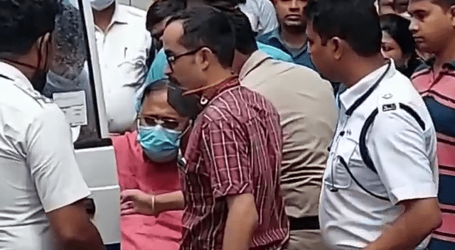 আচমকাই বাড়ল পায়ের ব্যথা, এসএসকেএমে এসে কী বললেন পার্থ?