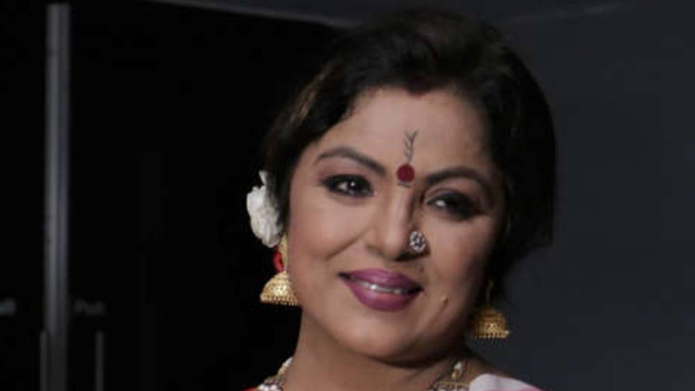 মঞ্চে দশরথ মাঝির গল্প শোনালেন “ফাগুনিয়া” পাপিয়া অধিকারী ।