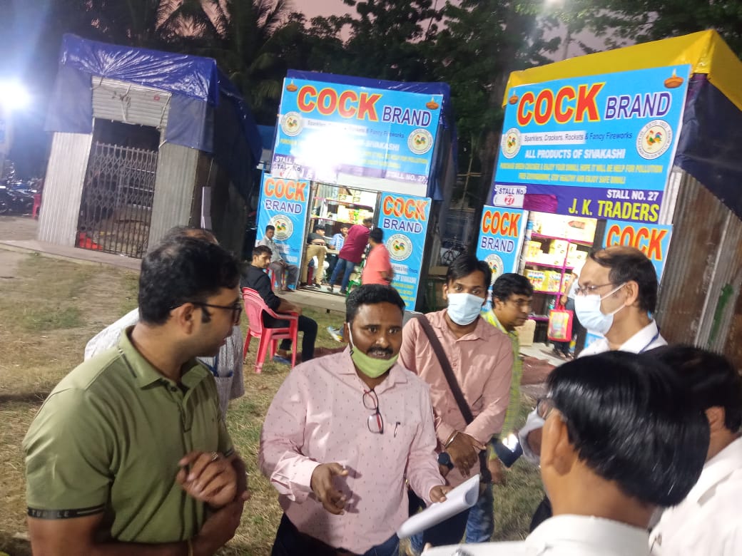 পুলিশ,রাজ্য দূষণ নিয়ন্ত্রণ পর্ষদ, পেশো এবং নীড়ির ছাড়পত্রে জমে উঠেছে সবুজ বাজি বাজার টালাপার্ক সার্কাস ময়দানে