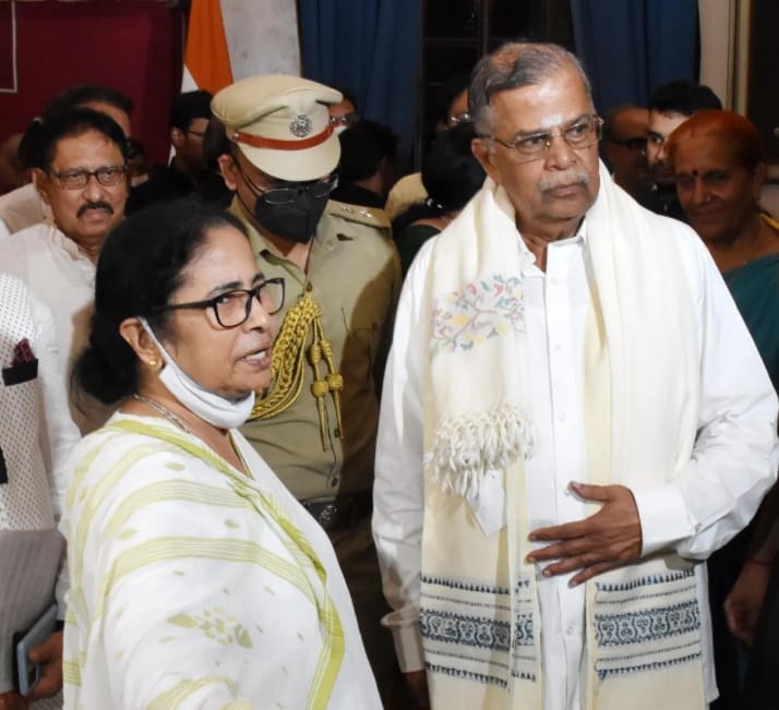 রাজ্য-রাজ্যপাল সমীকরণে নতুন মোড়। এখন শুধুই আমন্ত্রণ-নিমন্ত্রণের পালা।