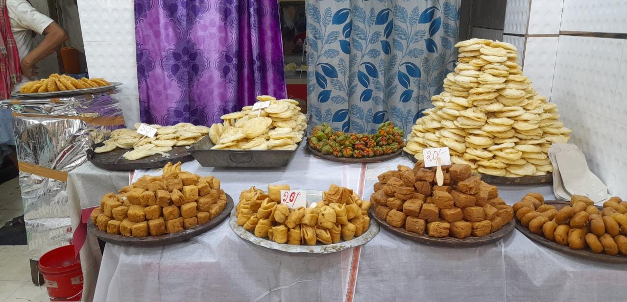 উত্তর কলকাতায় বহু পুরনো ঐতিহ্যবাহী মিষ্টির দোকানে ভাইফোঁটার মিষ্টি কেনার ভিড়।