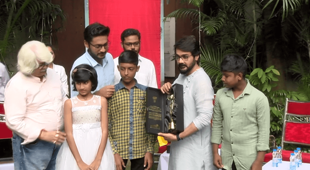 দোস্তজী ছবির গল্পে মুগ্ধ প্রসেনজিত্ চট্টোপাধ্যায়। ছবিটি নিবেদনার দায়িত্ব নিলেন মিস্টার ইন্ডাস্ট্রি।