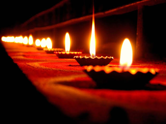 দীপাবলির আগে বাড়ি থেকে সরান এই ৭ জিনিস, না হলে রুষ্ট হবেন লক্ষ্মী