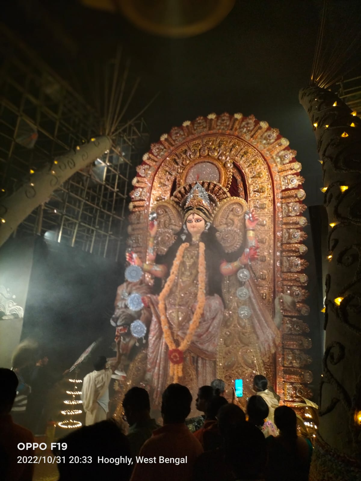 নবমীতে জনজোয়ার চন্দননগরে, বিসর্জনের জন্য প্রস্তুত হচ্ছে আলোকসজ্জা