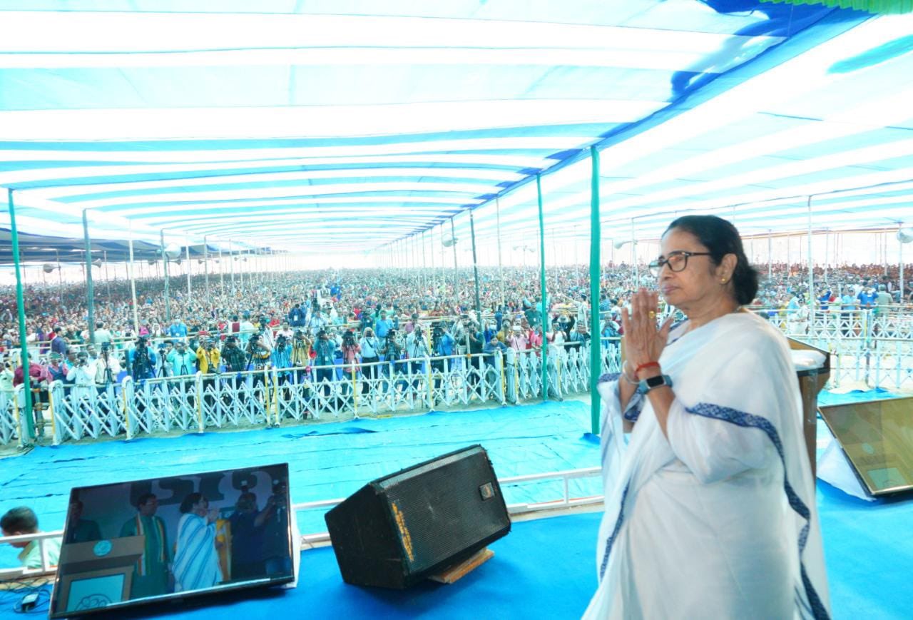 “কে বড় হনু, আমি না মানুষ !” দলীয় কর্মিদের সতর্ক করে কৃষ্ণনগরের সভা থেকে কড়া বার্তা তৃণমূল নেত্রীর।